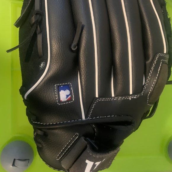 Wilsons Leather Other - Wilson Baseball Glove 11 1/2 inch, right hand throw